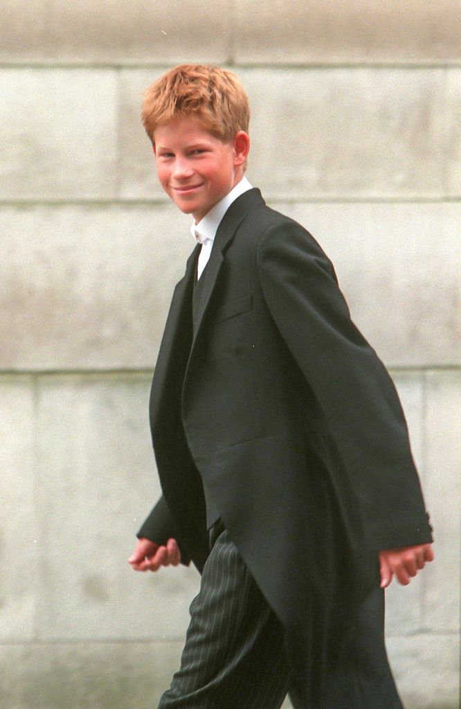 Harry entró en Eton Collage el 3 de septiembre de 1998 con 13 años, a punto de cumplir los 14. Diana de Gales había muerto un año antes.