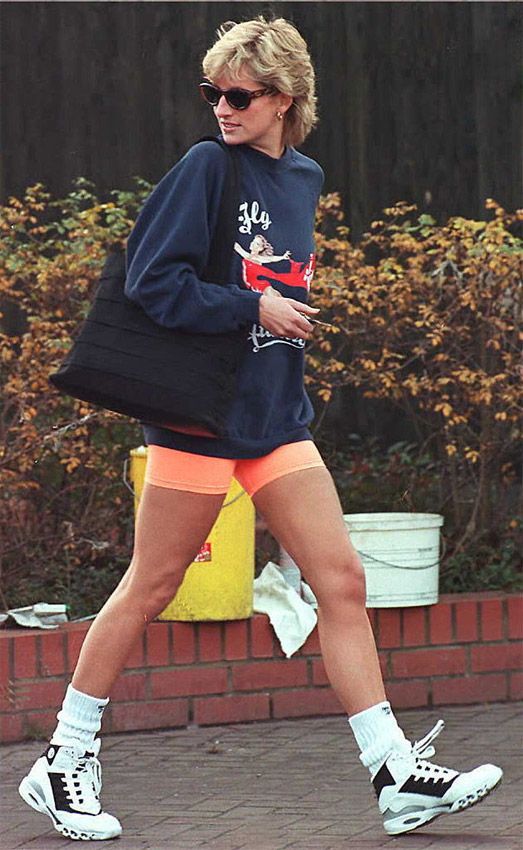 Emily Ratajkowski copia un look con zapatillas a Diana de Gales