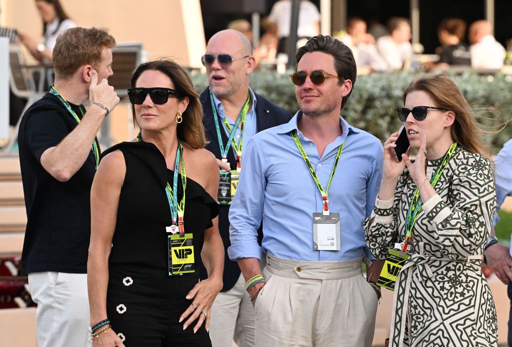 Beatriz de York y Edoardo Mapelli Mozzi, al fondo se ve a Mike Tindall, marido de Zara, hija de la princesa Ana