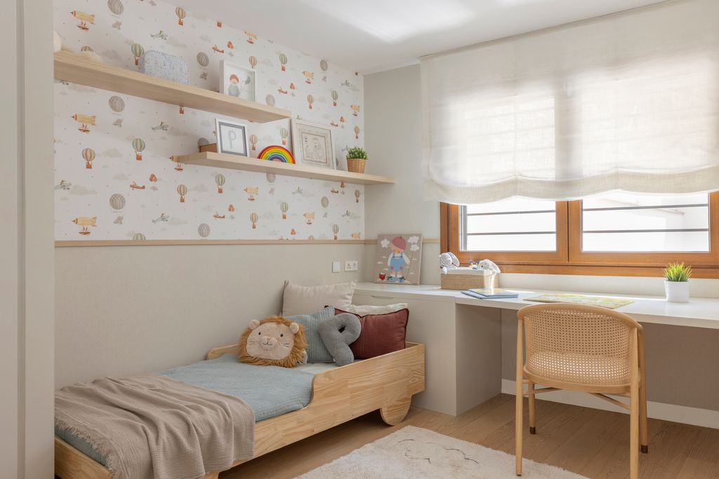 Dormitorio con estanterías suspendidas. 