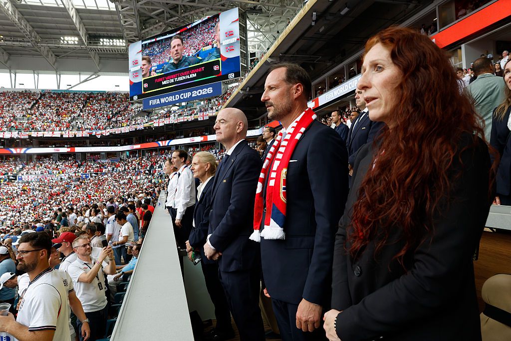 Momentos previos al inicio del partido Noruega-Inglaterra en el palco, Haakon de Noruega junto a Gianni Infantino, presidente de la FIFA, y Lise Klaveness, presidenta de la Federación de Fútbol de Noruega