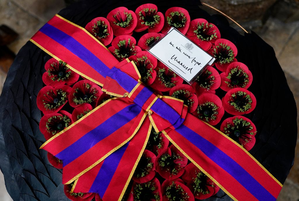 Corona de flores del rey Carlos con motio del 80º aniversario del final de la Segunda Guera Mundial 