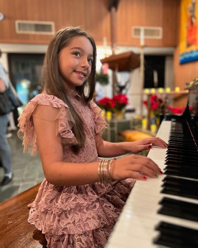 Alaïa es una niña multitalentosa, que desde pequeña ha demostrado su interés por diversos deportes, así como actividades artísticas, como la música