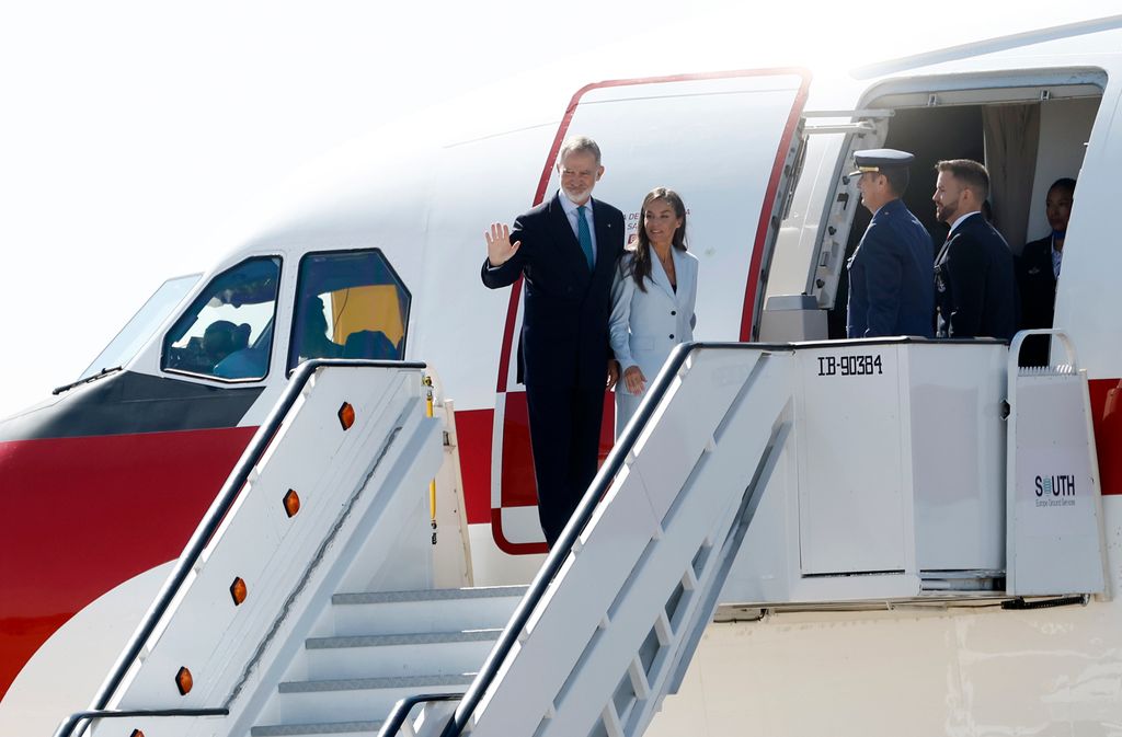 Los Reyes son despedidos con honores en el aeropuerto de Madrid
 