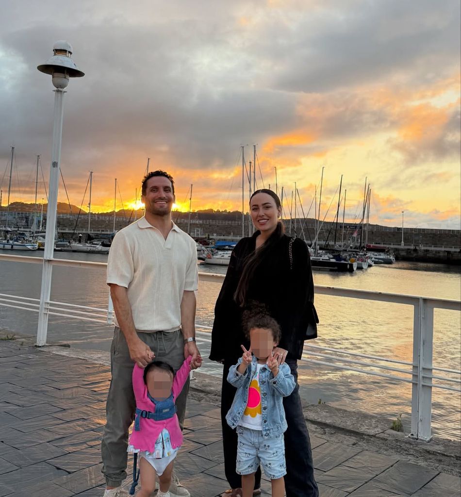 Ivana Rodríguez junto a su marido, Carlos García, y sus dos hijas,  Deva y Dafne