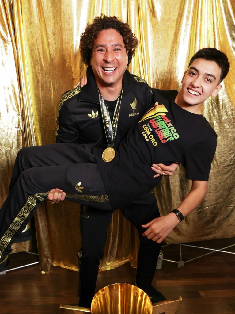 La emotiva felicitación de Memo Ochoa para Gilberto Mora por su graduación