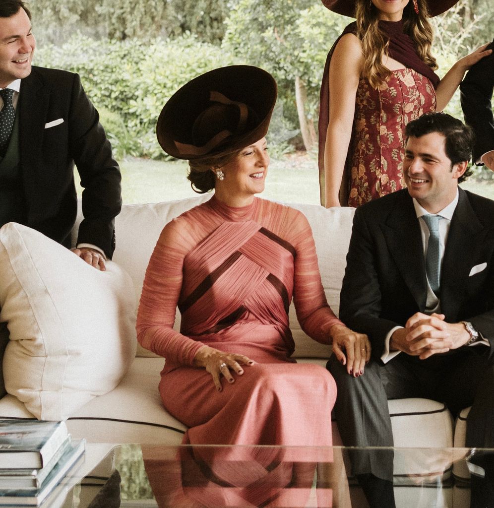 Madrina de boda con sombrero