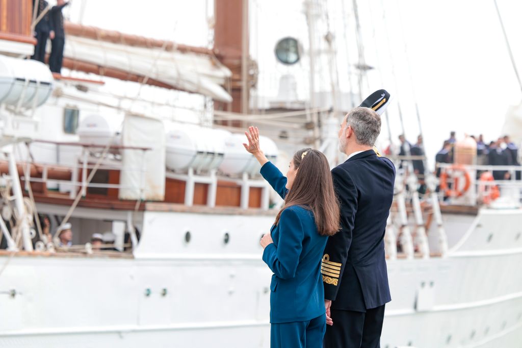 Los reyes Felipe y Letizia en la despedida de Leonor en Elcano