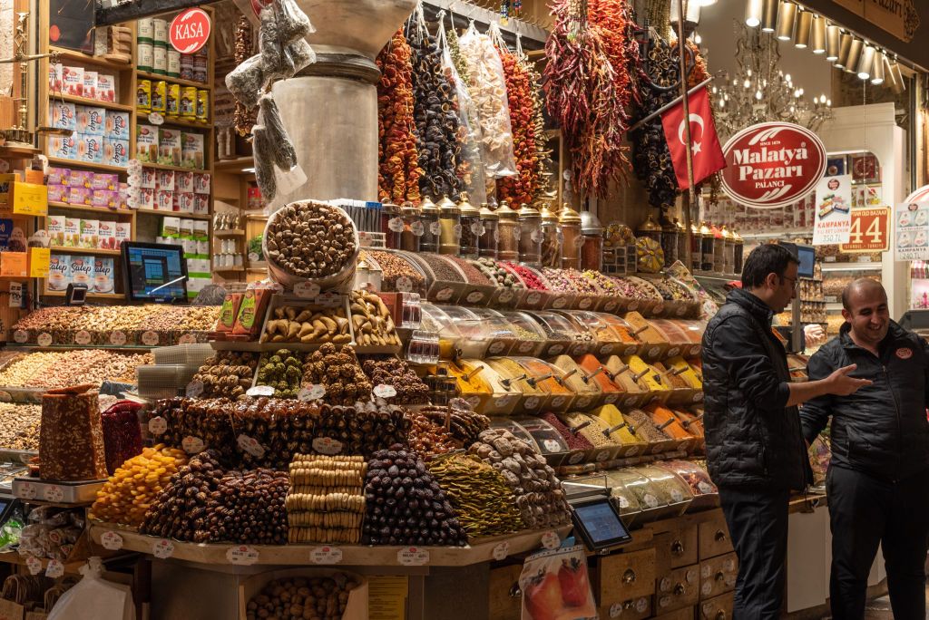 En el Bazar de las Especias, los aromas y colores crean una de las experiencias más memorables de la ciudad