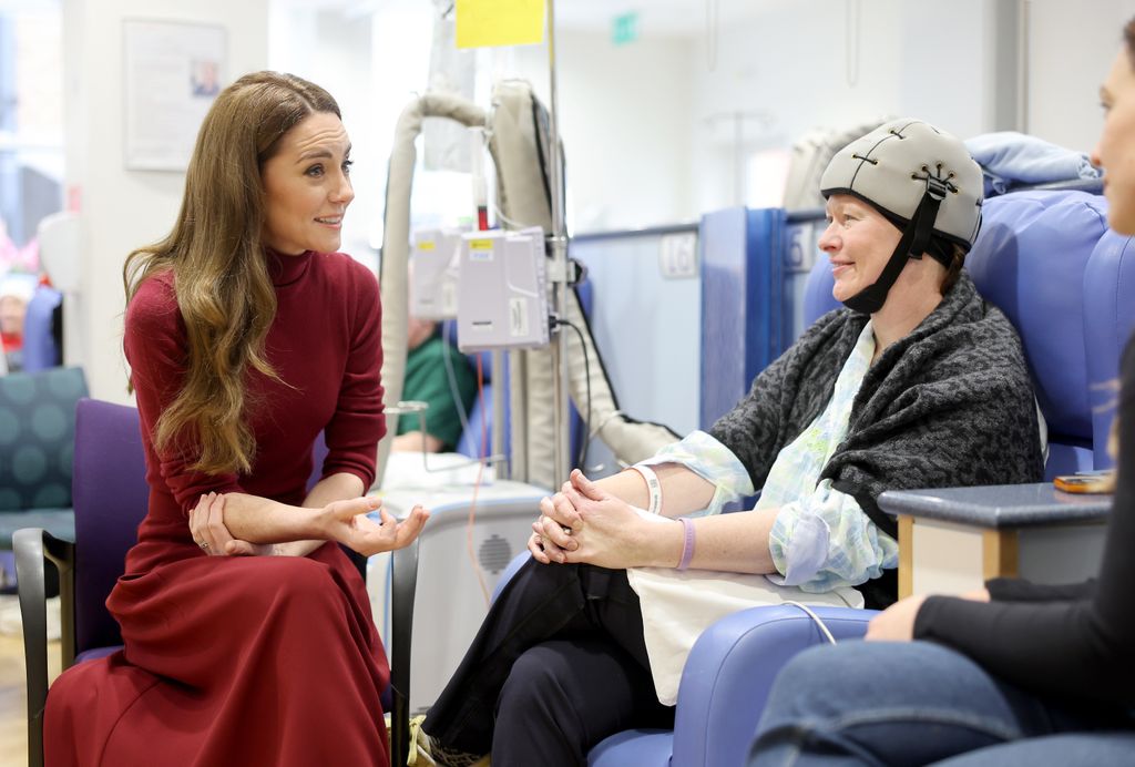 Kate Middleton durante su emotiva visita al The Royal Marsden Hospital en donde conversó con pacientes de cáncer.