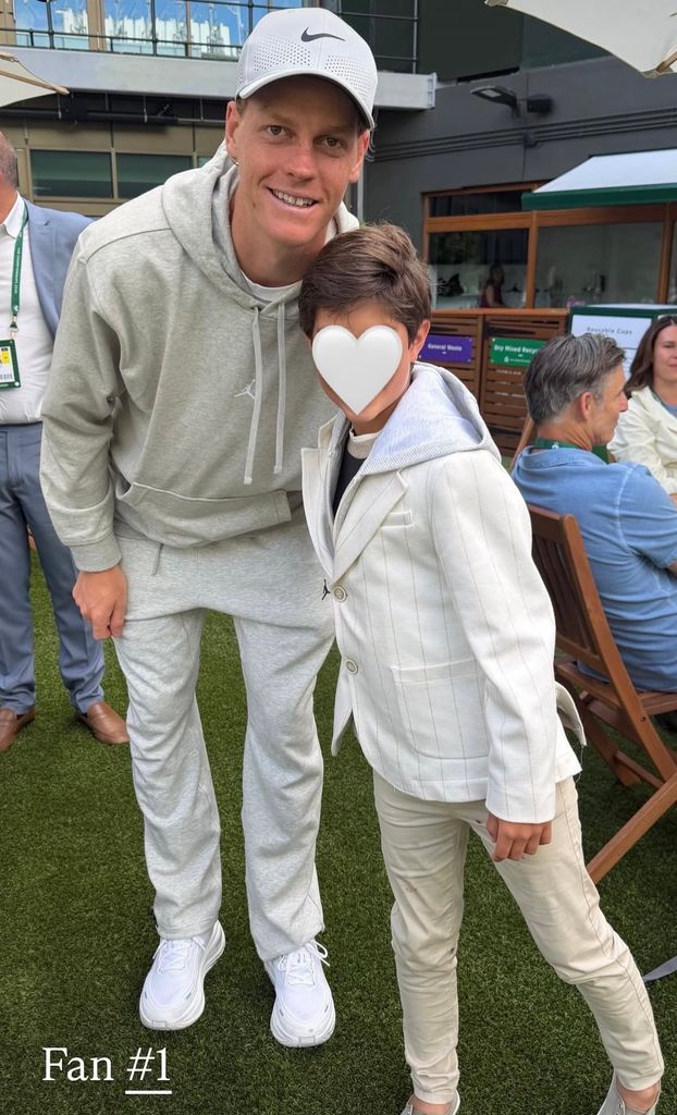 El hijo de 'Checo' Pérez no dejó pasar la oportunidad de hacerse una foto con el campeón Jannik Sinner.