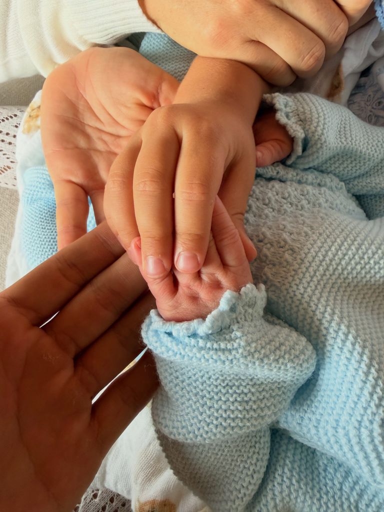 Maluma mostró las manos de su familia unidas en torno a baby Orión.
