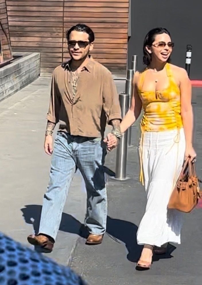 Christian Nodal y Ángela Aguilar reafirmaron sus respectivos estilos con sus atuendos en esta salida.