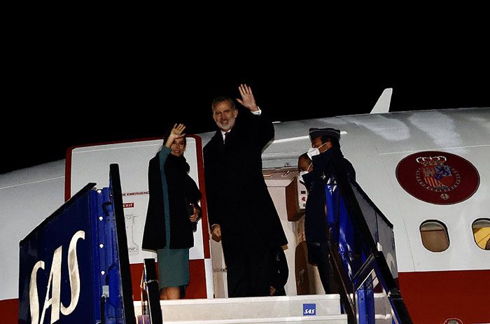 Carlos Gustavo y Silvia de Suecia despiden entre besos y abrazos a los Reyes en el aeropuerto