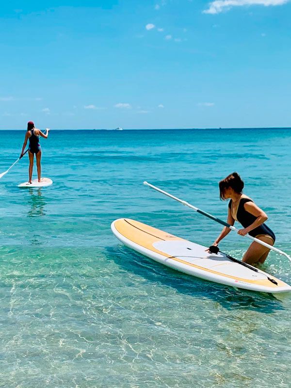 Thalía practicando paddle