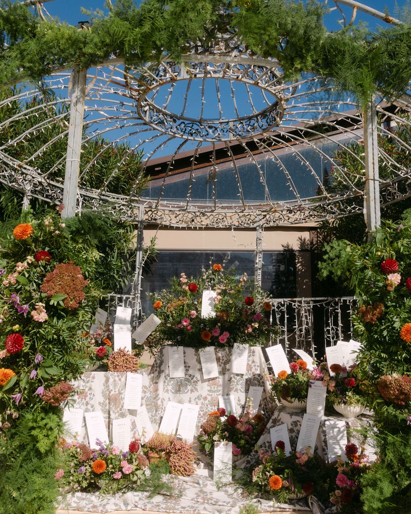 Seating plan con flores y mucho verde