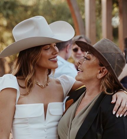 Michelle Salas junto a su abuelita.