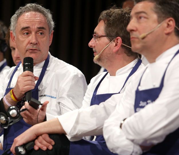 Ferran Adrià, durante su intervención en la presentación de la nueva campaña de 'Oceana' en San Sebastián. A su lado, Andoni Luis Aduriz (restaurante 'Mugaritz', dos estrellas Michelin) y Joan Roca (restaurante 'El Celle de Can Roca', tres estrellas Michelin).
