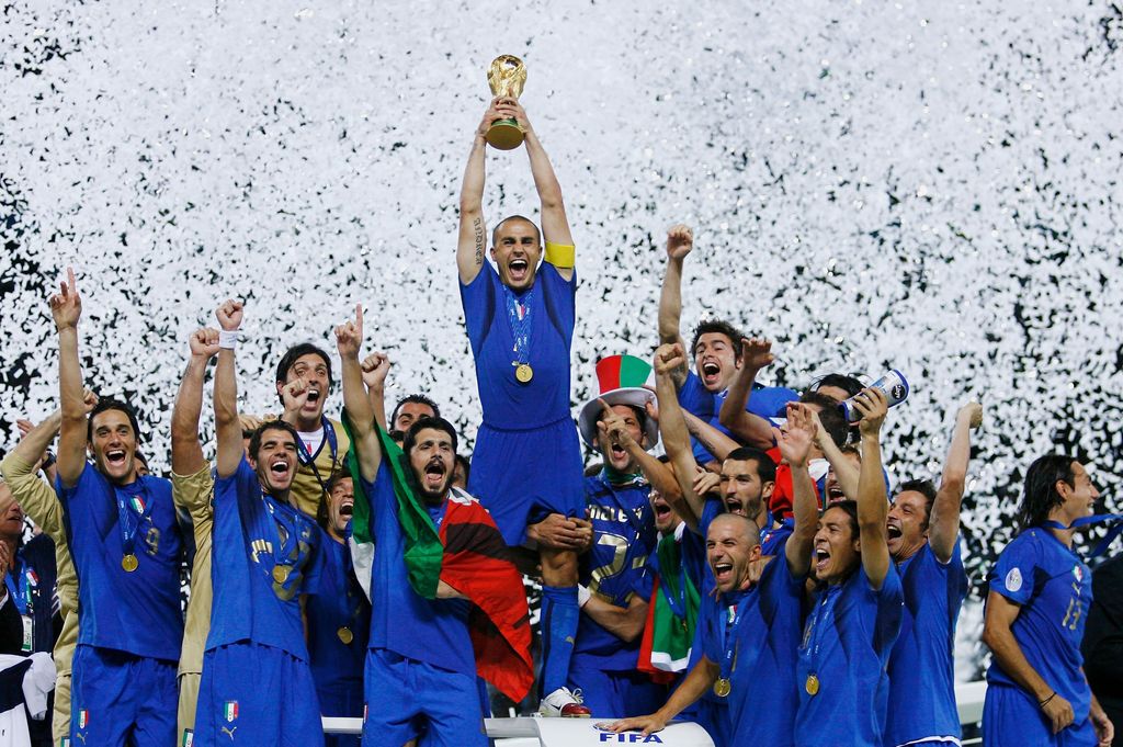 Los jugadores italianos celebran mientras Fabio Cannavaro levanta el trofeo de la Copa del Mundo tras la victoria en la tanda de penaltis al final de la Copa Mundial de la FIFA Alemania 2006.
