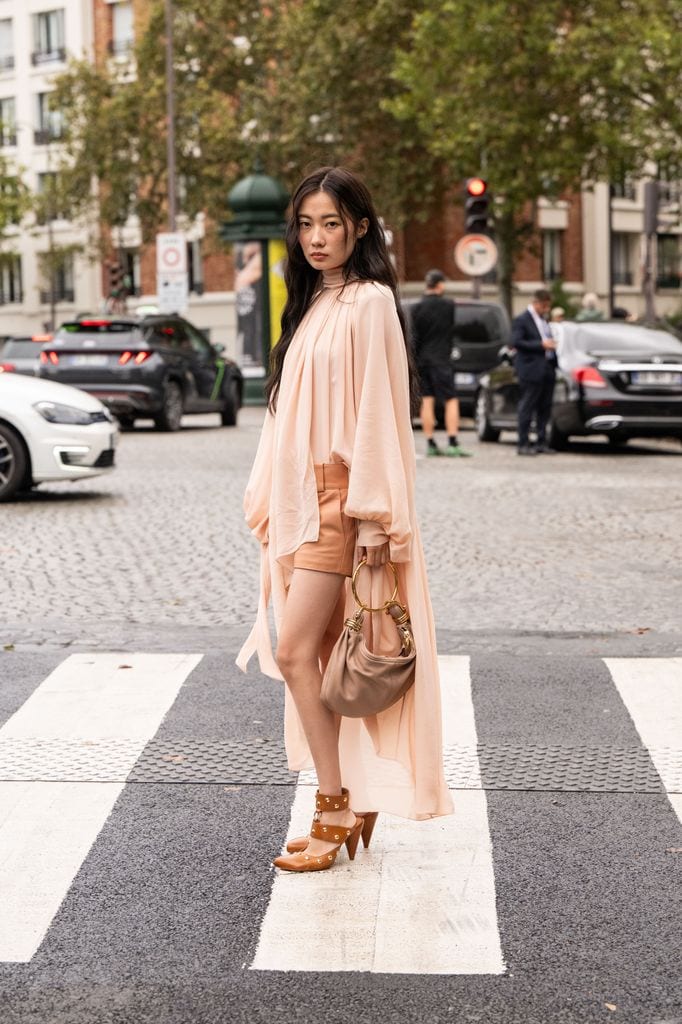 Cómo llevar las blusas bohemias que son tendencia en primavera 2025