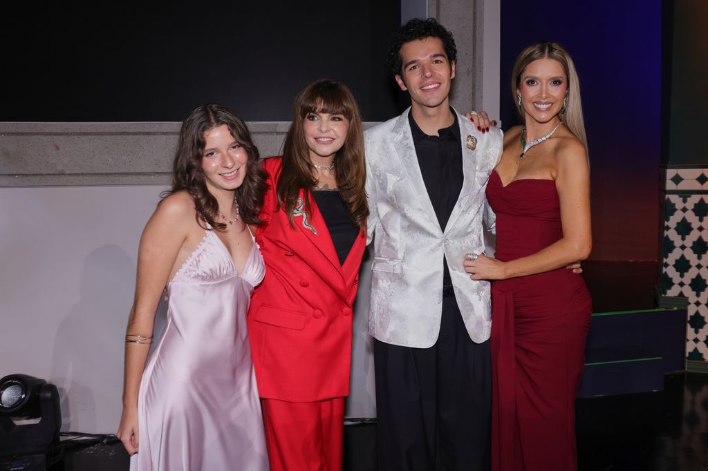 Maria Itati, Itati Cantoral, Eduardo Zucchi y Marlene Favela en la presentación de 'El Renacer de Luna'.