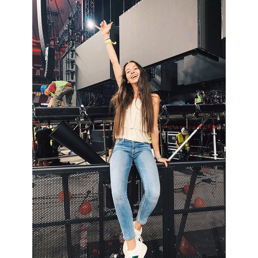 La joven compartía fotos desde los eventos de Alejandro Sanz