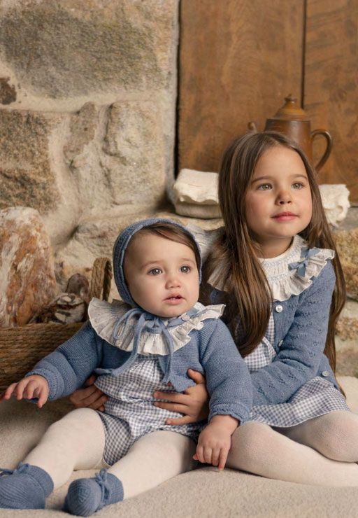 Dos niños vestidos con las prendas de la colección de otoño de la firma Paz Rodríguez