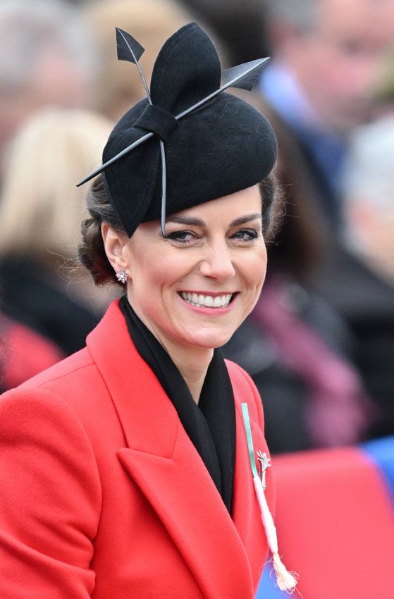 Kate Middleton estrena un abrigo rojo, guantes troquelados y un tocado de plumas en el Día de San David