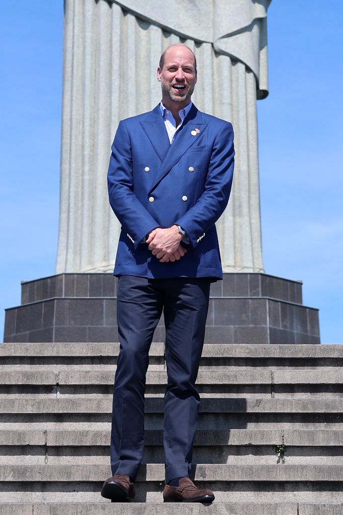 El príncipe Guillermo posa en el mismo lugar que su madre 34 años después