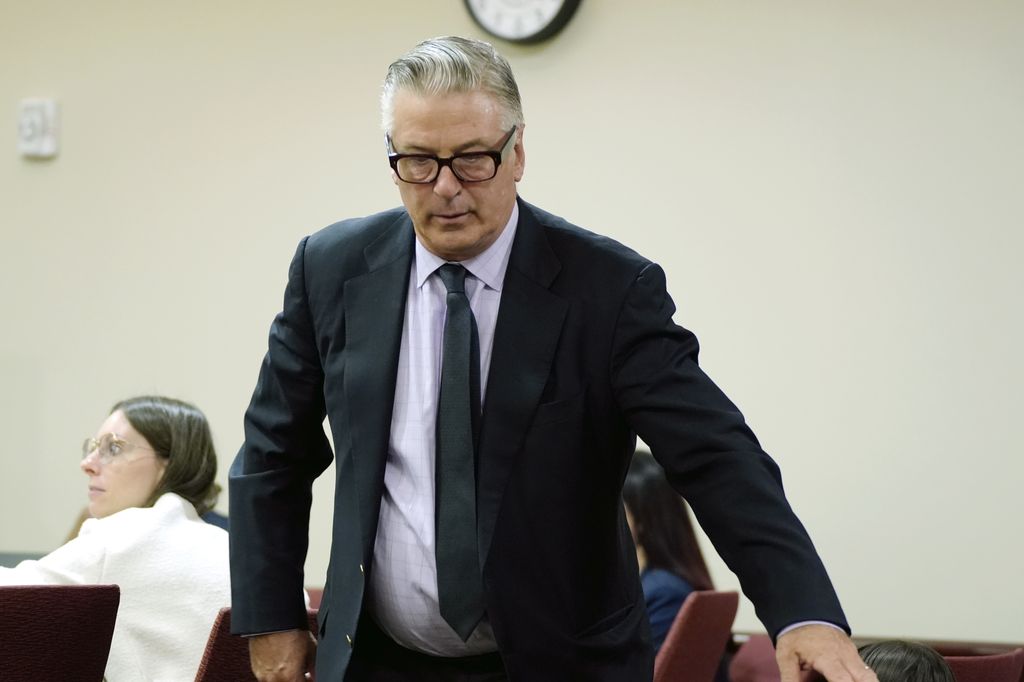 El actor Alec Baldwin asiste a su juicio por homicidio involuntario en el Tribunal del Primer Distrito Judicial de Santa Fe en 2024