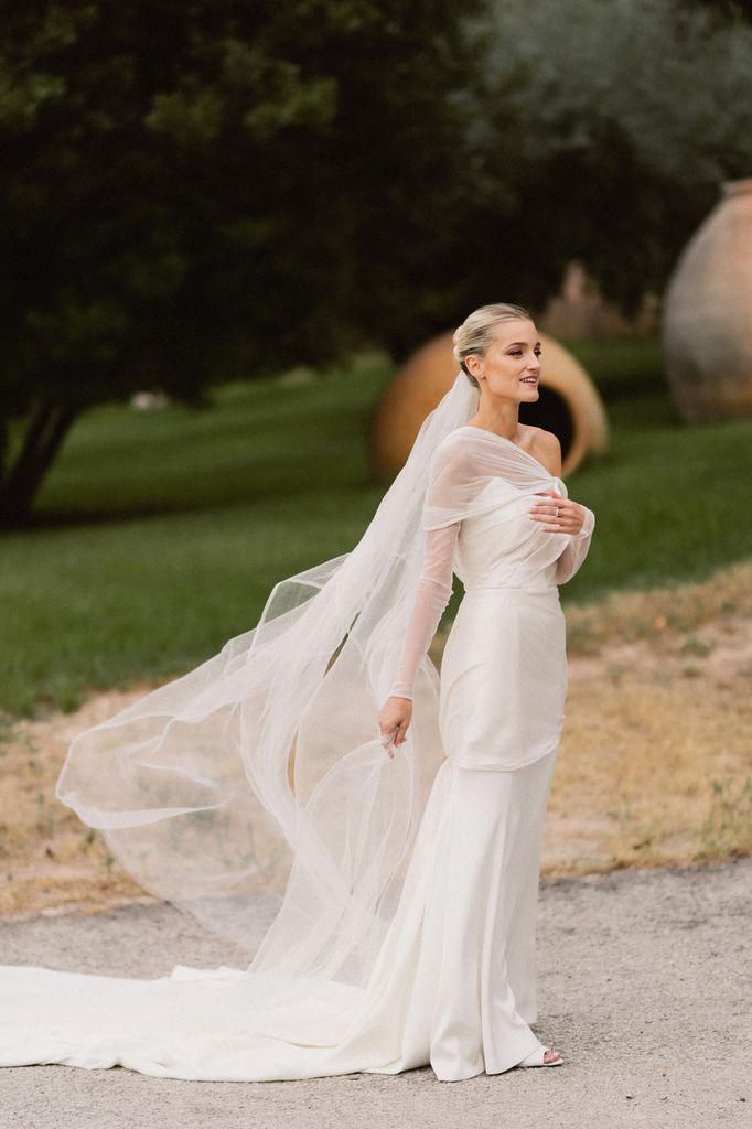 Vestido de novia de Inés Lacasa con asimetrías