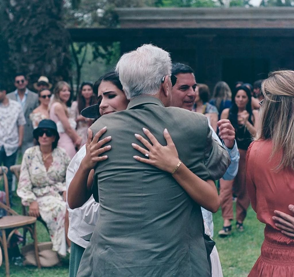 Mario Vargas Llosa con sus nietas