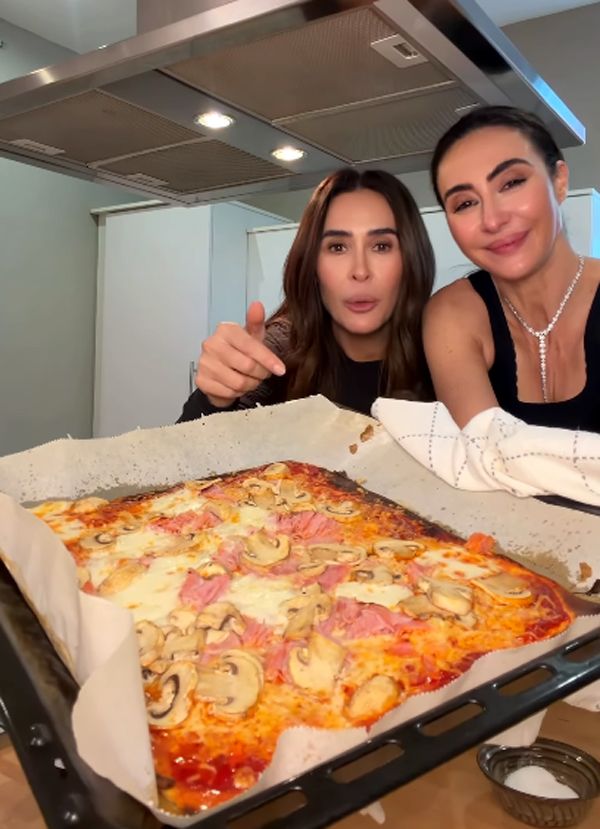 Vicky y Rocío, mostrando a cámara la pizza ya horneada. 