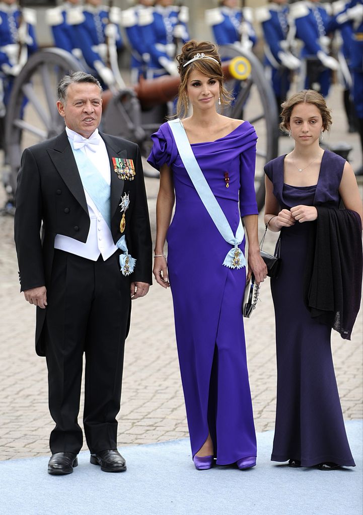 En Estocolmo, Rania también lució un vestido morado de Armani Privé, prefecto para acompaña a su tiara con inscripción árabe.