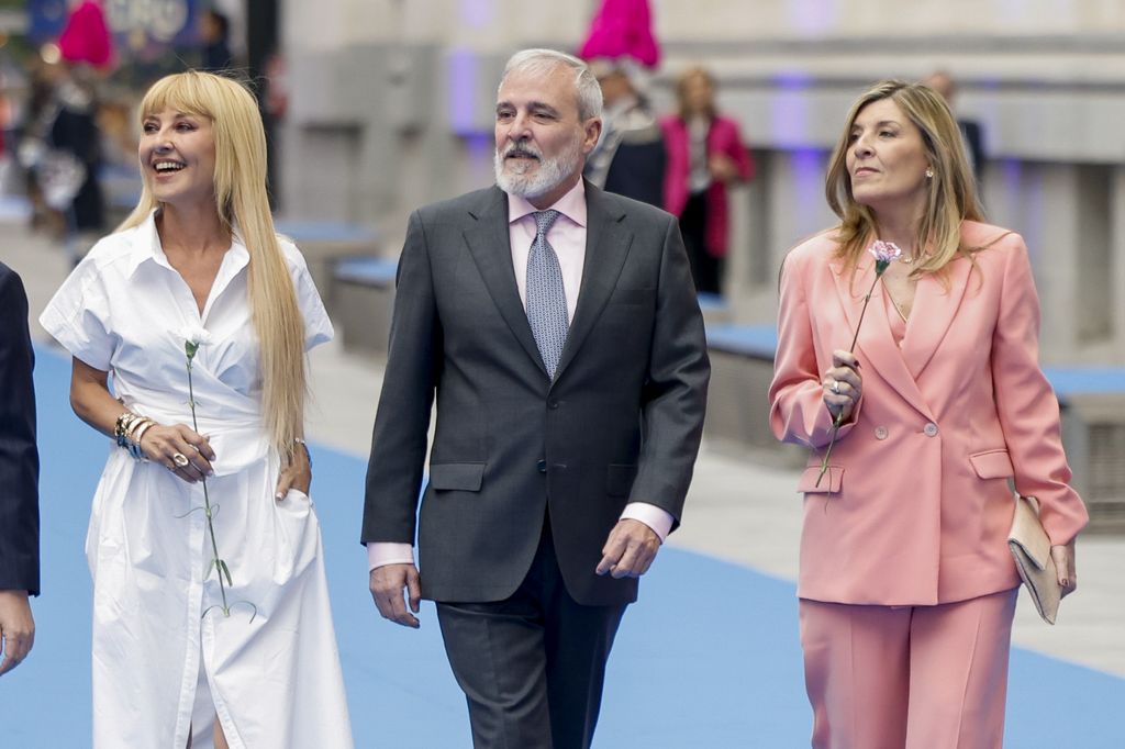 Los hermanos Guillén Cuervo reciben en nombre de Gemma Cuervo la Medalla de Madrid