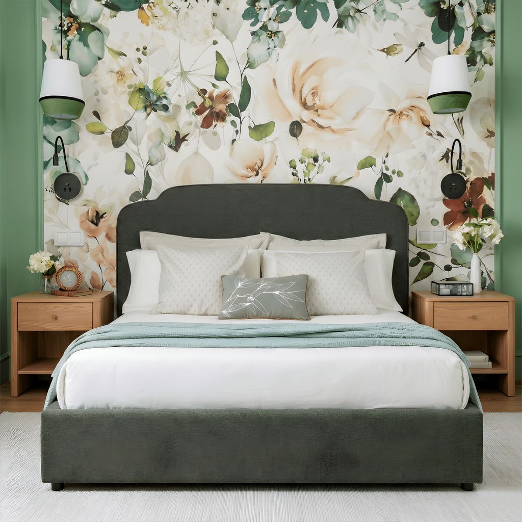 Dormitorio decorado en verde con mural floral en la pared del cabecero