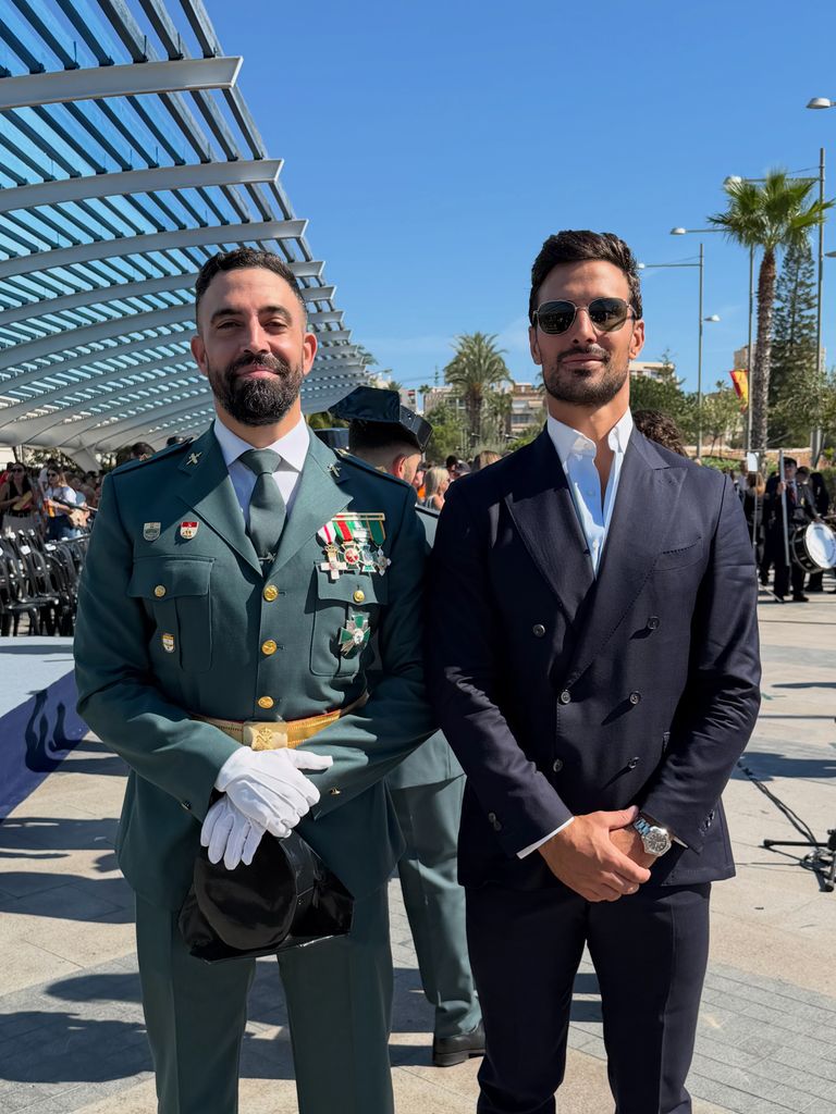 Jaime posa orgulloso con su hermano Guardia Civil