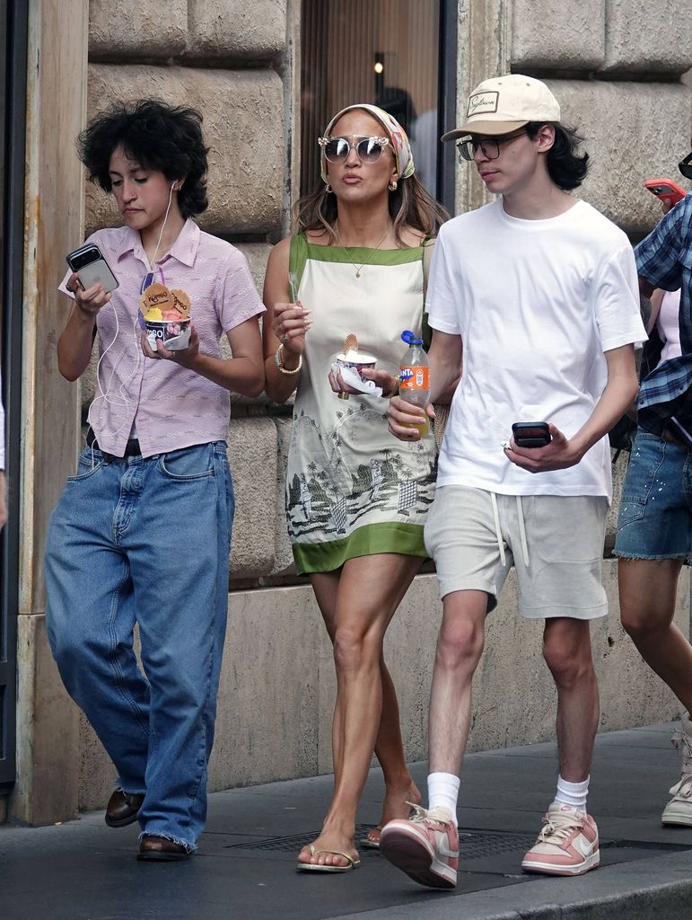 Jennifer Lopez paseando por Roma con sus hijos Oskar y Max 