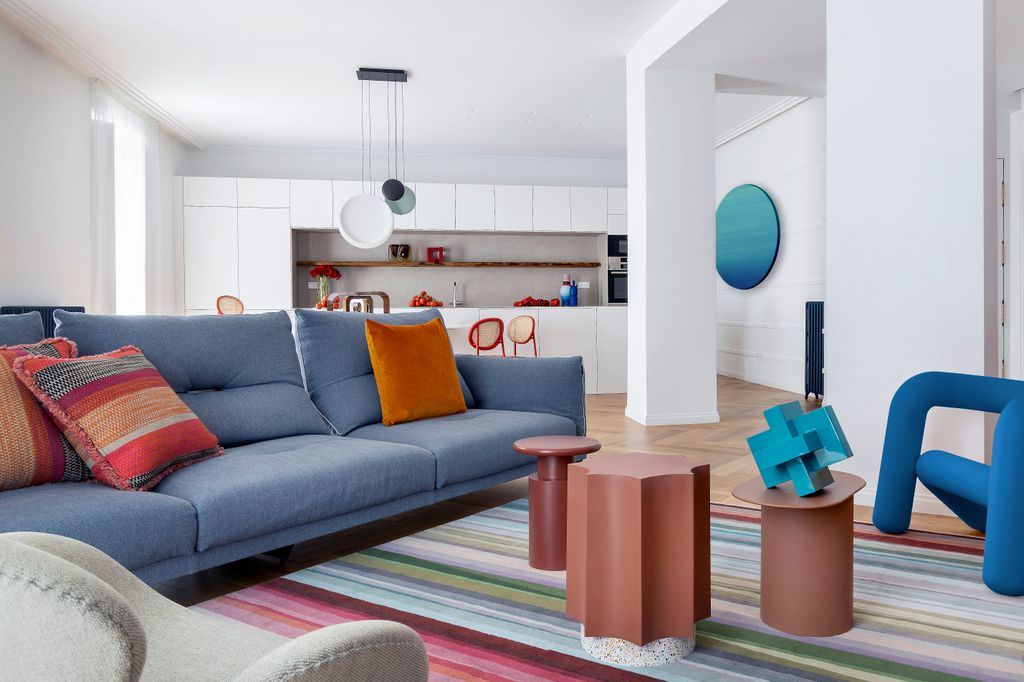 Cocina abierta a un salón con sofá azul