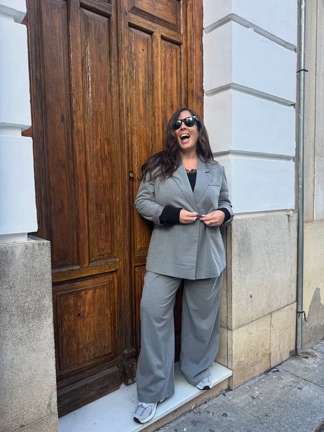 La colaboradora de Telecinco posa en la calle