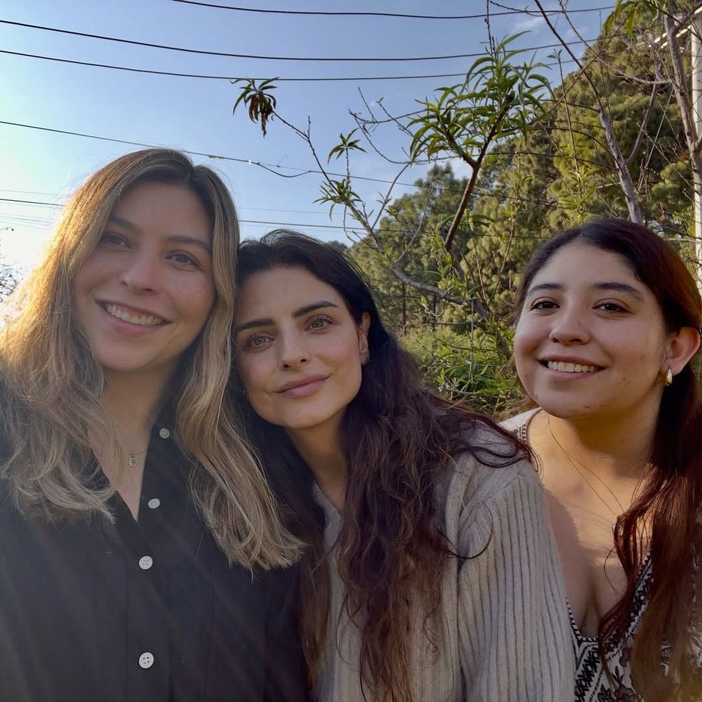 Aislinn Derbez con sus hermanas Michelle y Chiara Aguilera.