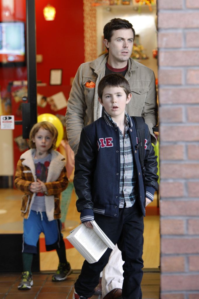 Casey Affleck con sus hijos Indiana y Atticus, quienes actualmente tienen 22 y 18 años, respectivamente.