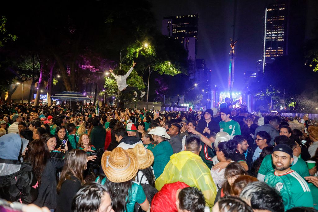 Miles de aficionados festejan en las inmediaciones del Ángel de la Independencia en la Ciudad de México.
