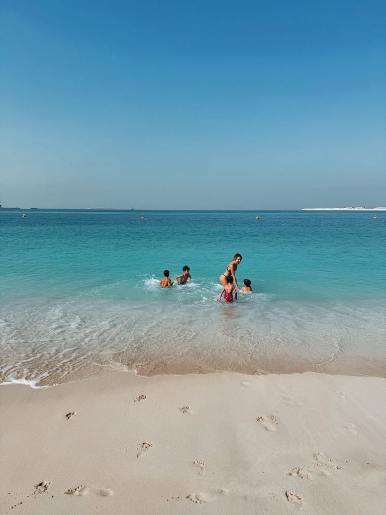 Alice Campello junto a sus hijos sola en la playa