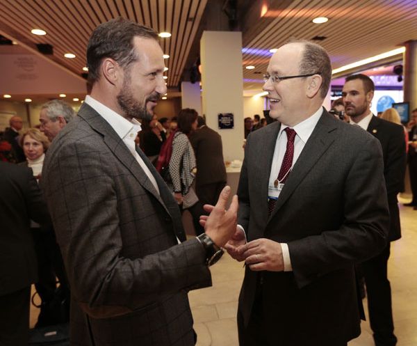 Haakon de Noruega conversando con Alberto de Mónaco, ¿tal vez dándole la enhorabuena por su reciente paternidad? 