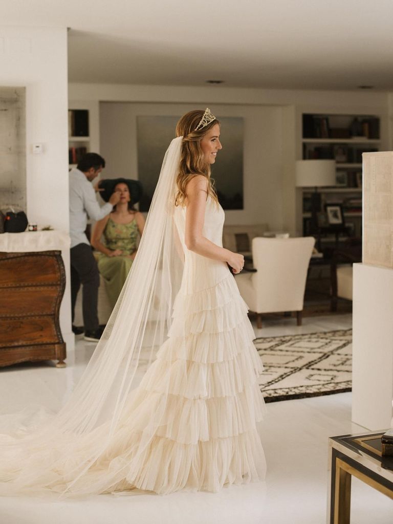 Vestido de novias virales con volantes y tiara