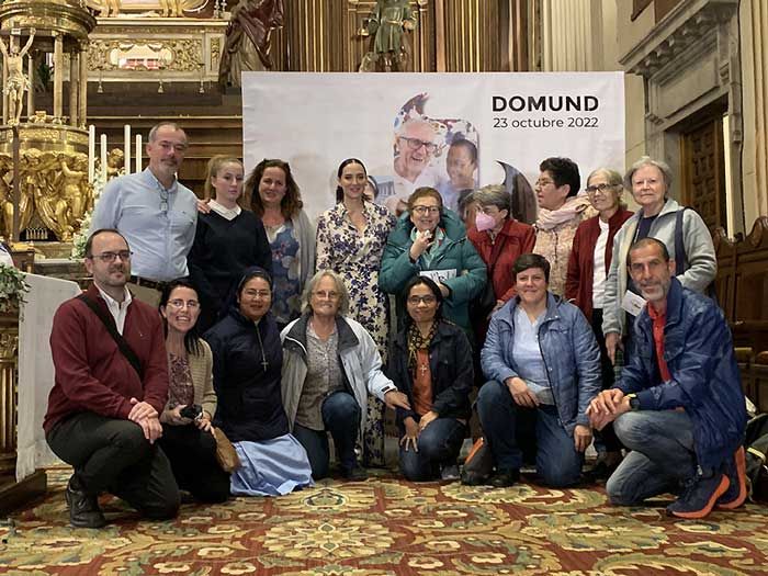 Tamara Falcó con gente del Domund