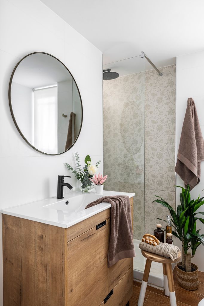 Baño con mueble de madera. 