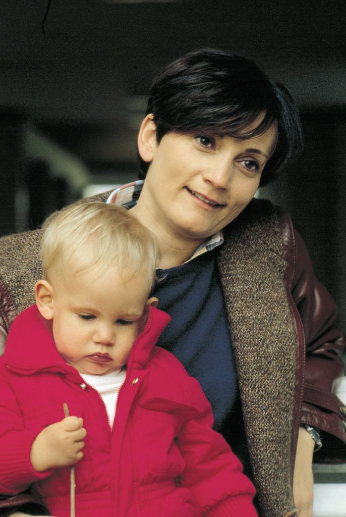 Pilar Miró con su hijo Gonzalo Miró