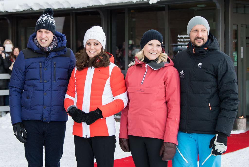 Los príncipes de Gales con los príncipes herederos de Noruega en un día de nieve en Holmenkollen 